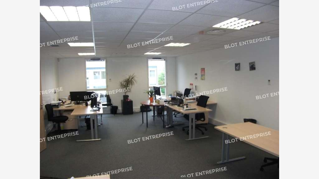 A LOUER - BUREAUX 221 m² - ST GREGOIRE