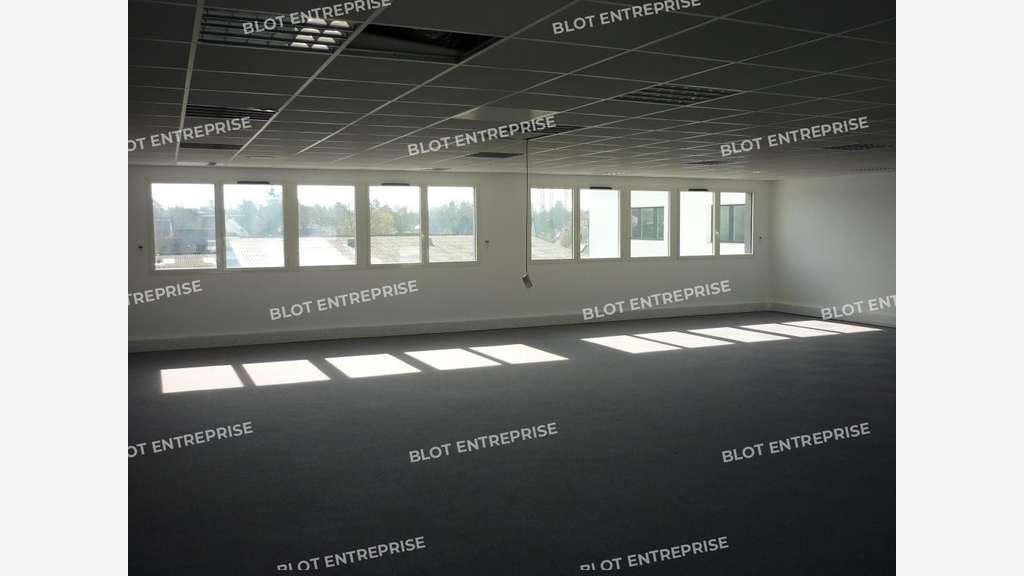 A LOUER - BUREAUX 221 m² - ST GREGOIRE
