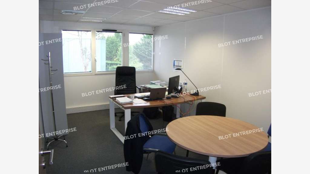 A LOUER - BUREAUX 221 m² - ST GREGOIRE