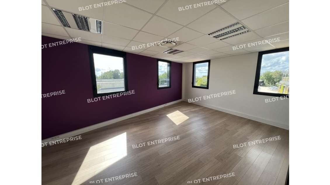 AV bureaux 294m² à Saint-Herblain avec parkings