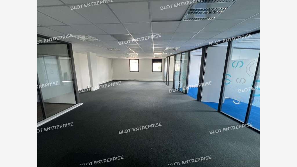 AV bureaux 294m² à Saint-Herblain avec parkings