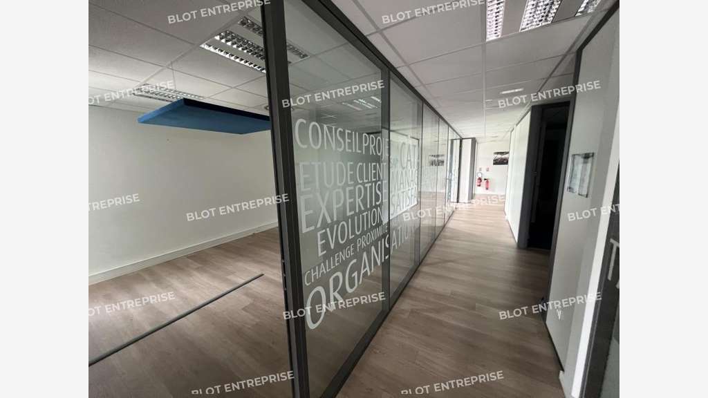 AV bureaux 294m² à Saint-Herblain avec parkings