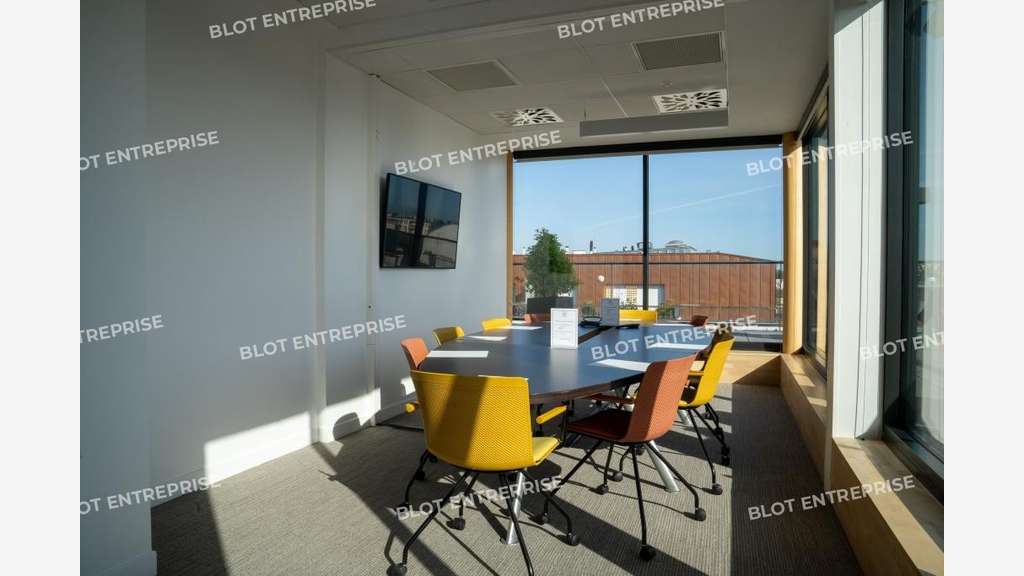 A louer immeuble bureaux 3075m² à Saint-Herblain