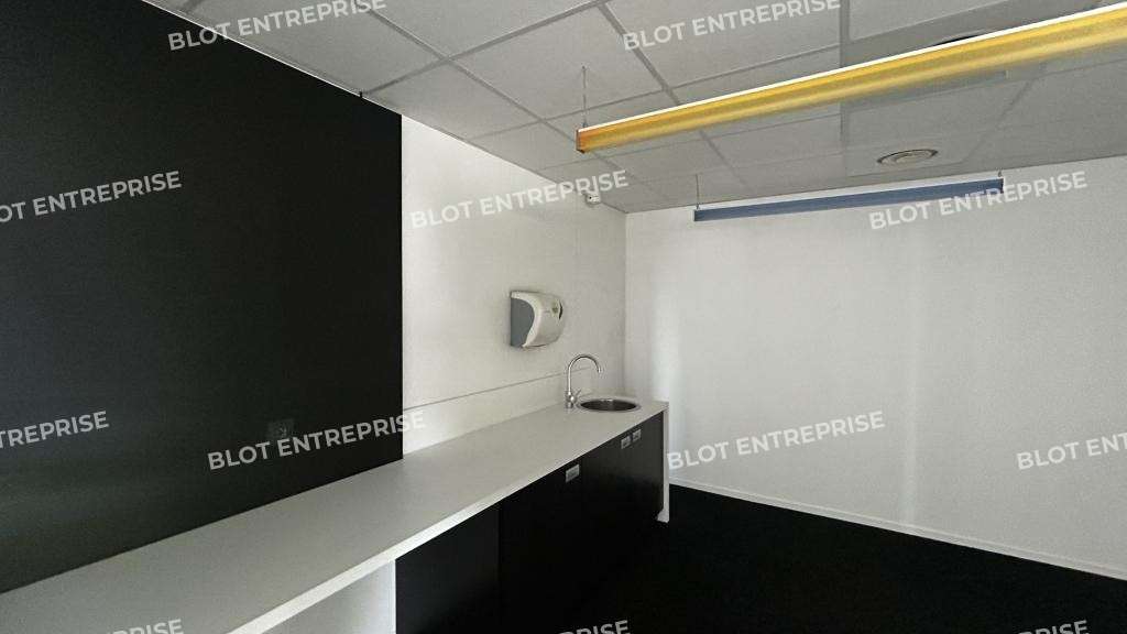 A louer bureaux 737m²  à Rennes Sud Courrouze 