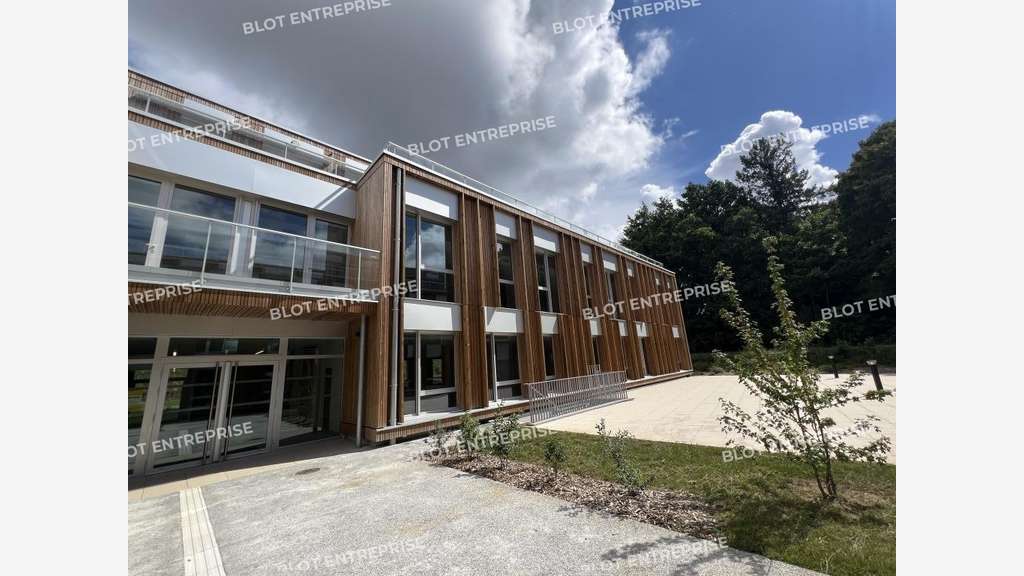 A louer bureaux 381m² belle visibilité St-Jacques
