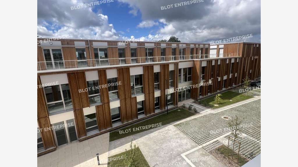 A louer bureaux 381m² belle visibilité St-Jacques