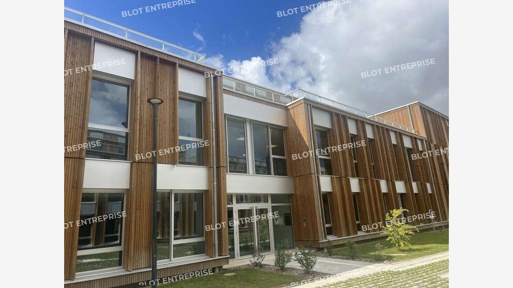 A louer bureaux 381m² belle visibilité St-Jacques
