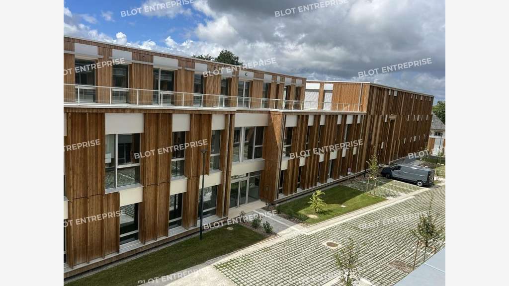 A louer bureaux 381m² belle visibilité St-Jacques