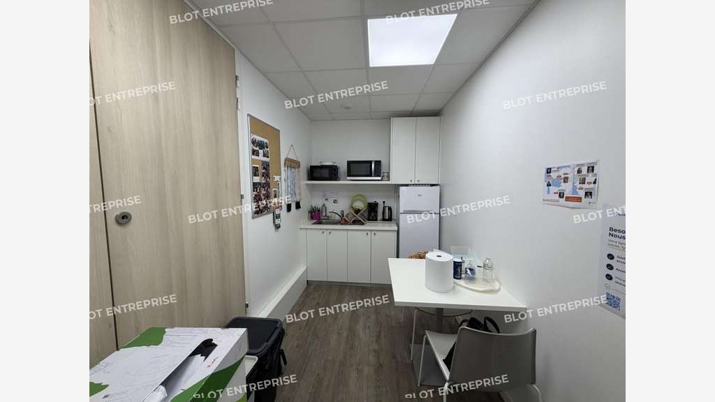 A LOUER - BUREAUX 270 m² LA COURROUZE - RENNES