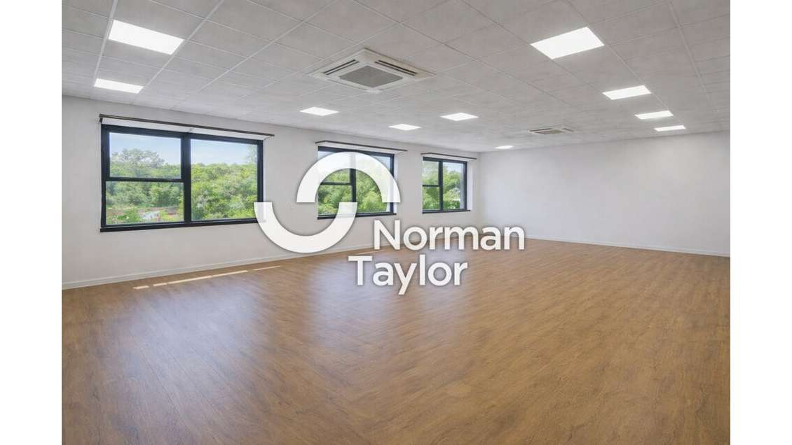 Bureaux 115m² à louer à Saint Jean de Luz A63