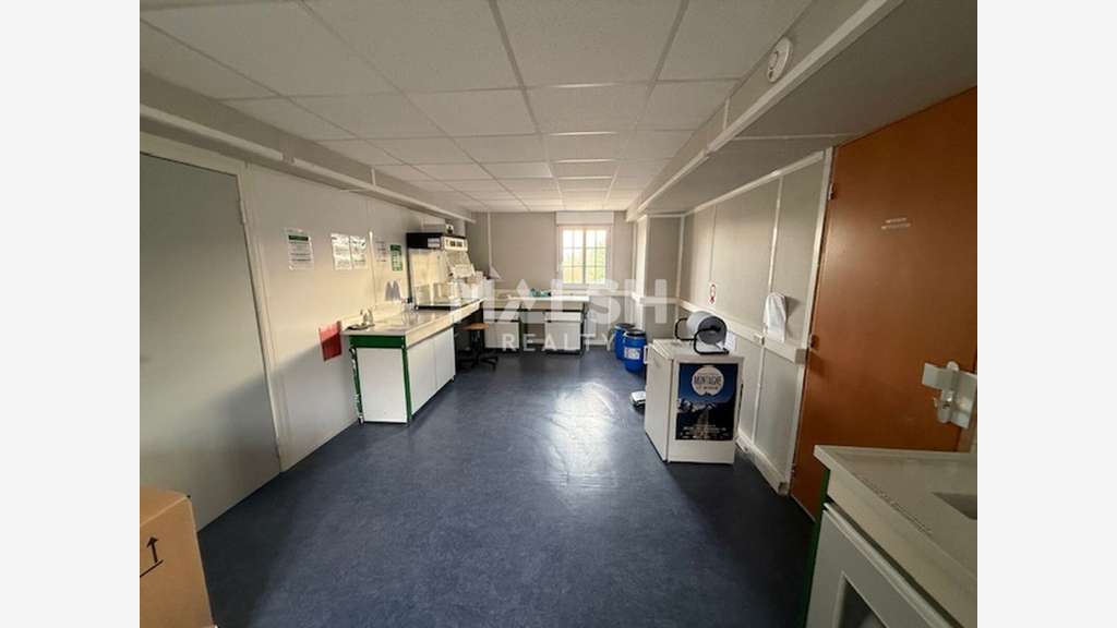 Loue local mixte 280m² à Saint-Jean-de-Thurigneux