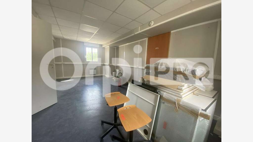 BUREAUX - ST JEAN DE THURIGNEUX - 170 m2