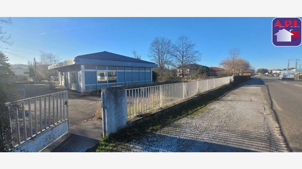 A louer local 142m² avec parking privatif  St Jean