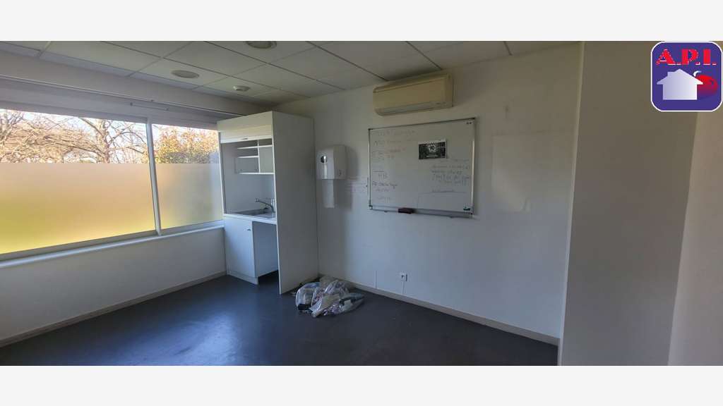 A louer local 142m² avec parking privatif  St Jean