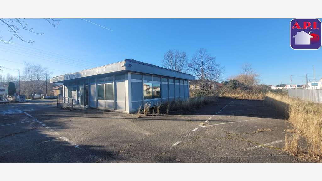 A louer local 142m² avec parking privatif  St Jean