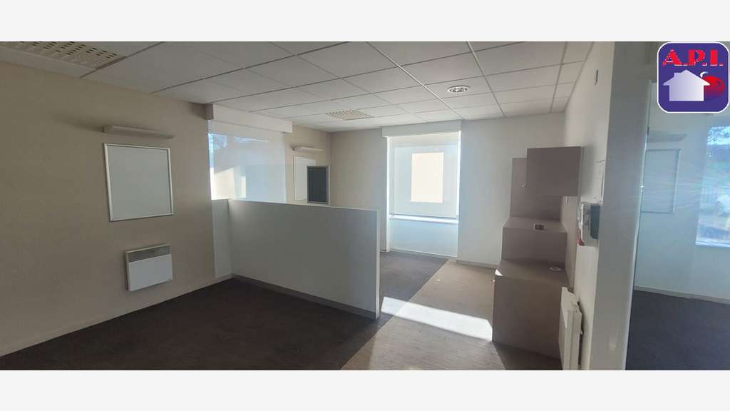 A louer local 142m² avec parking privatif  St Jean