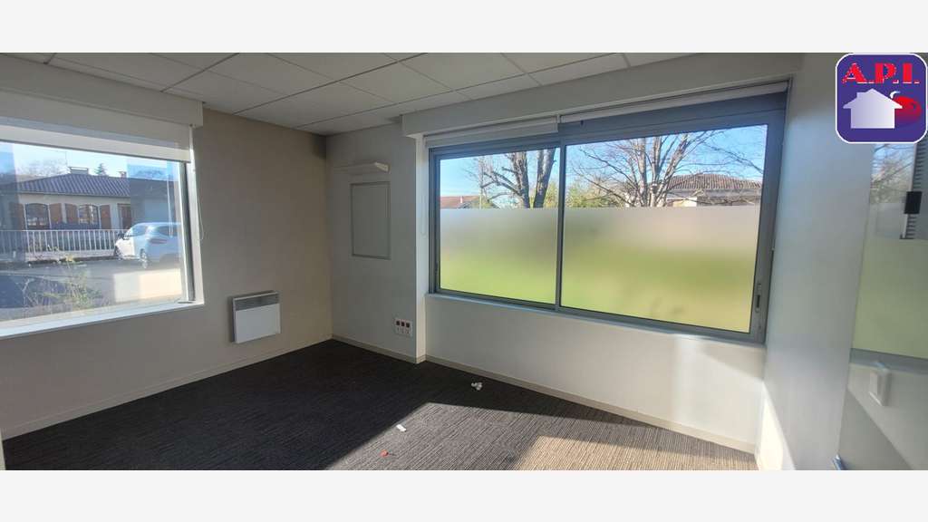 A louer local 142m² avec parking privatif  St Jean