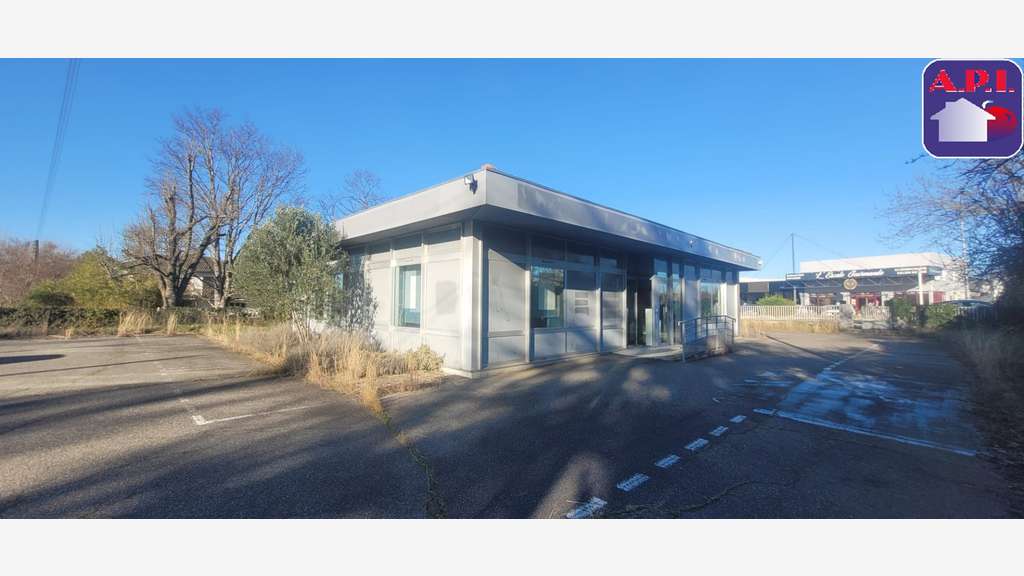 A louer local 142m² avec parking privatif  St Jean