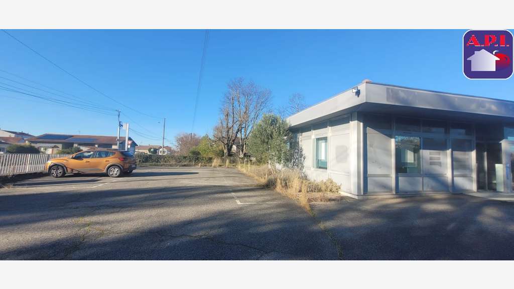 A louer local 142m² avec parking privatif  St Jean
