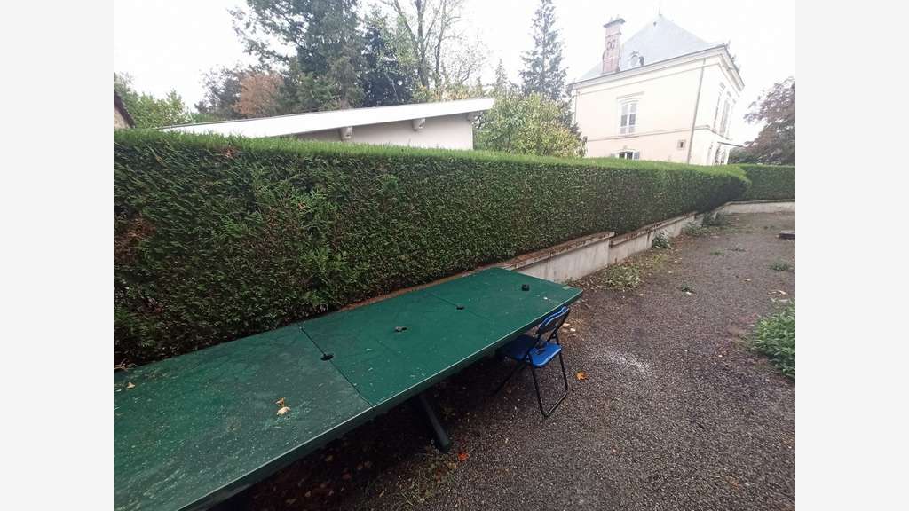 Local Professionnel de 200 m² à SAINT-JUNIEN !