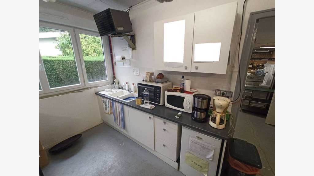 Local Professionnel de 200 m² à SAINT-JUNIEN !