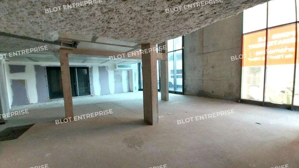 A louer cellule en duplex 136m² axe de Saint-Malo