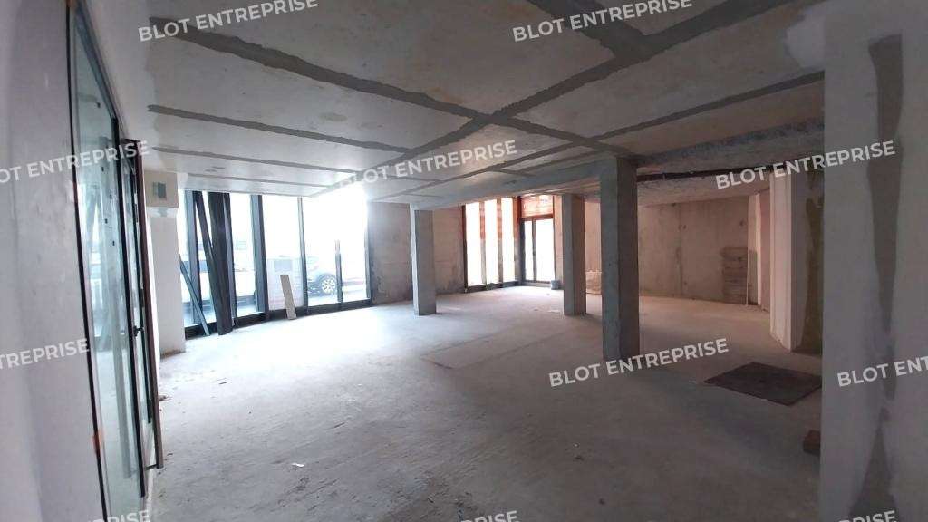 A louer cellule en duplex 136m² axe de Saint-Malo