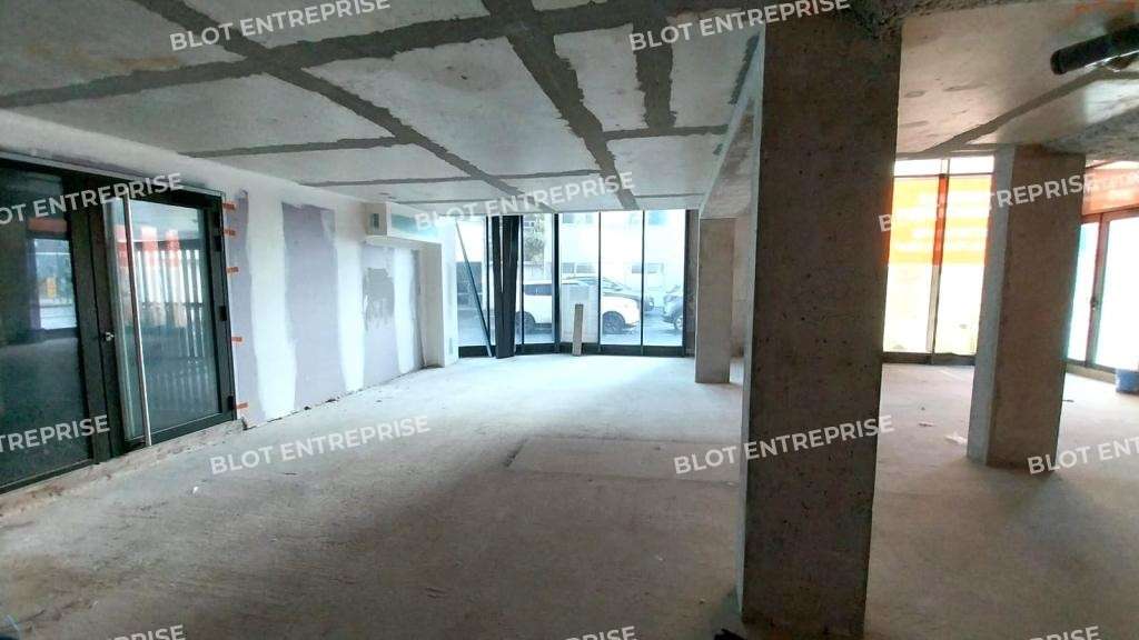 A louer cellule en duplex 136m² axe de Saint-Malo