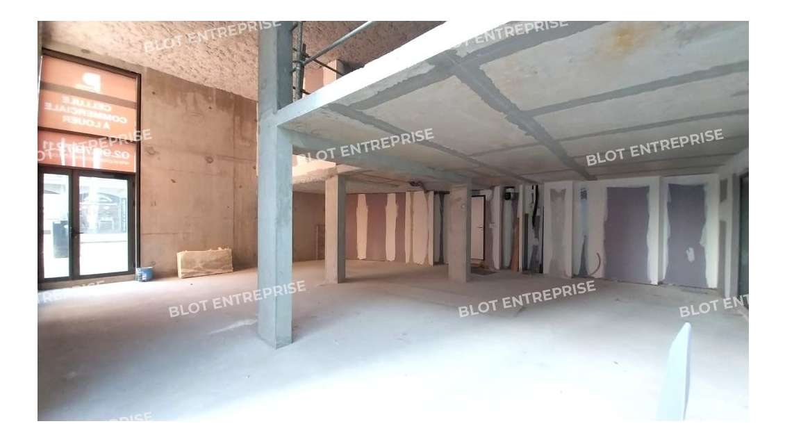 A louer cellule en duplex 136m² axe de Saint-Malo