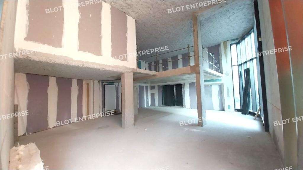 A louer cellule en duplex 136m² axe de Saint-Malo