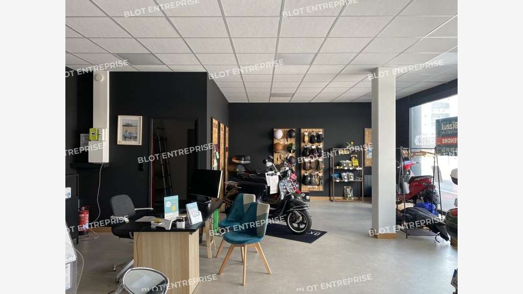 A LOUER - LOCAUX COMMERCIAUX - SAINT-MALO - 74 m²