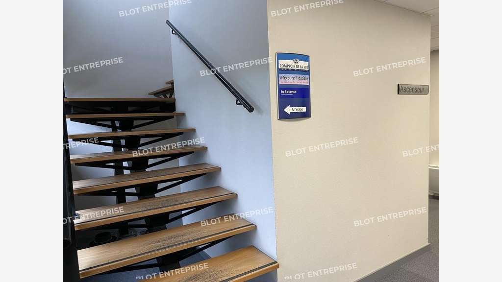 A louer bureaux 112m² à Saint-Martin-des-Champs