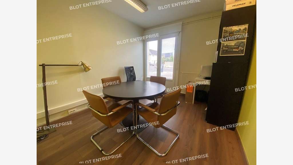 Loue bureaux de 200m² à Saint-Martin-des-Champs