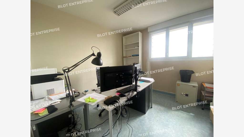 Loue bureaux de 200m² à Saint-Martin-des-Champs