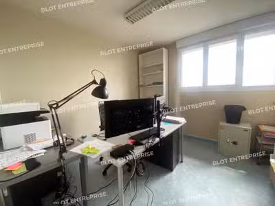Loue bureaux de 200m² à Saint-Martin-des-Champs