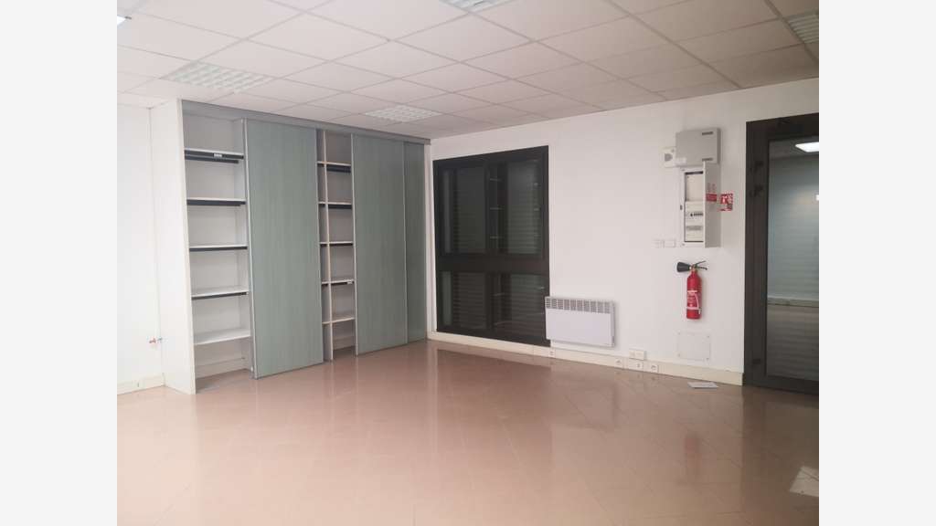 A louer local de 80m² avec parkings Saint-Maximin