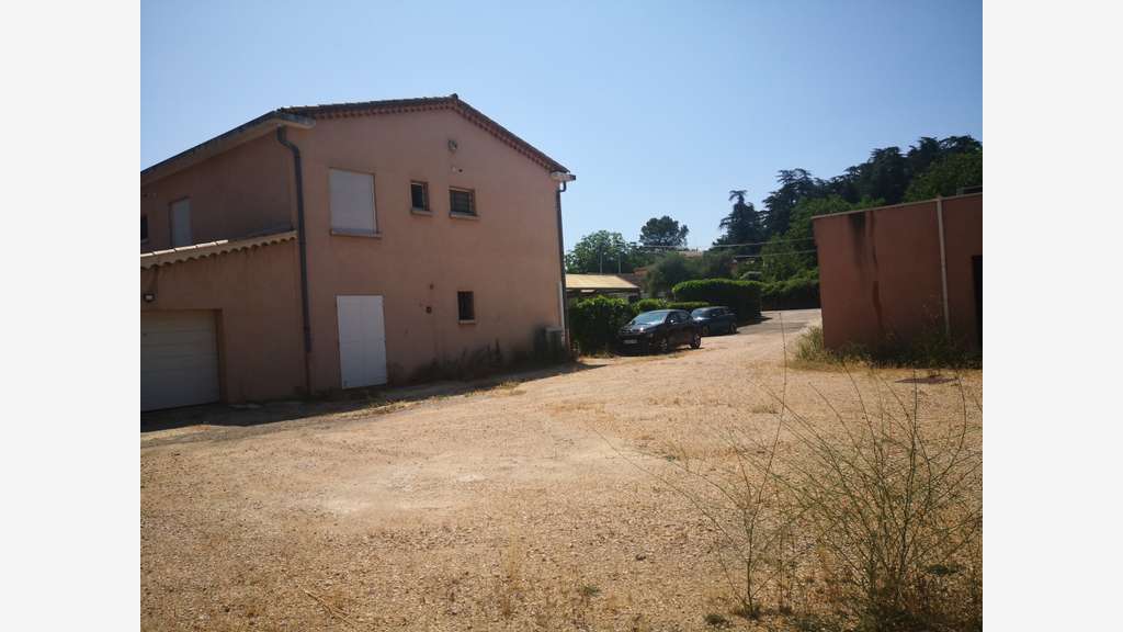A louer local de 80m² avec parkings Saint-Maximin