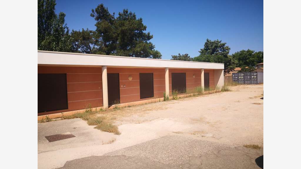 A louer local de 80m² avec parkings Saint-Maximin