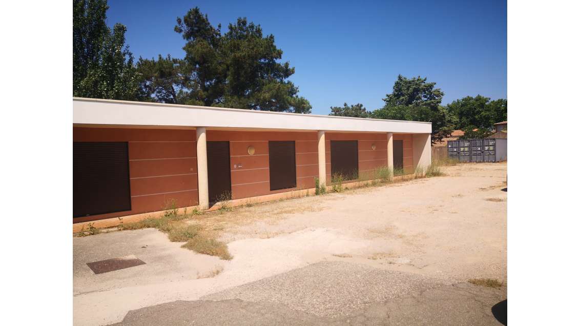 A louer local de 80m² avec parkings Saint-Maximin