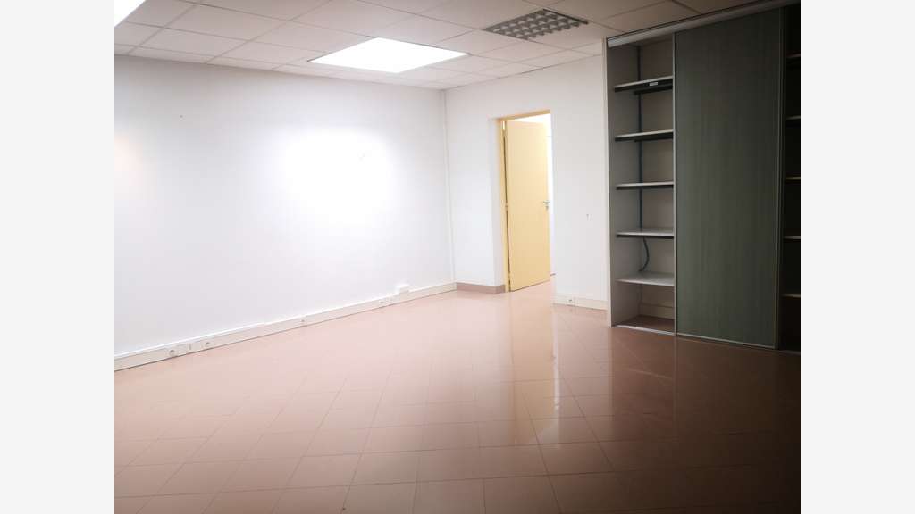 A louer local de 80m² avec parkings Saint-Maximin