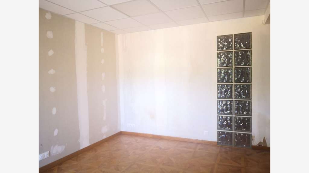 A louer local de 80m² avec parkings Saint-Maximin