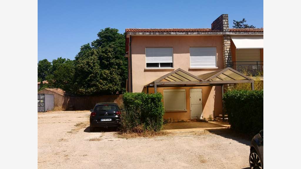 A louer local de 80m² avec parkings Saint-Maximin