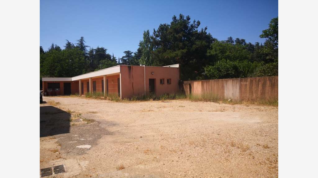 A louer local de 80m² avec parkings Saint-Maximin