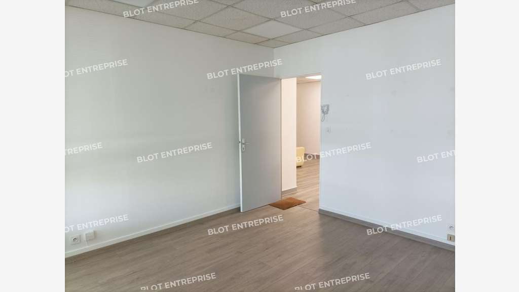 Location bureau de 16m² accès PMR à St Nazaire