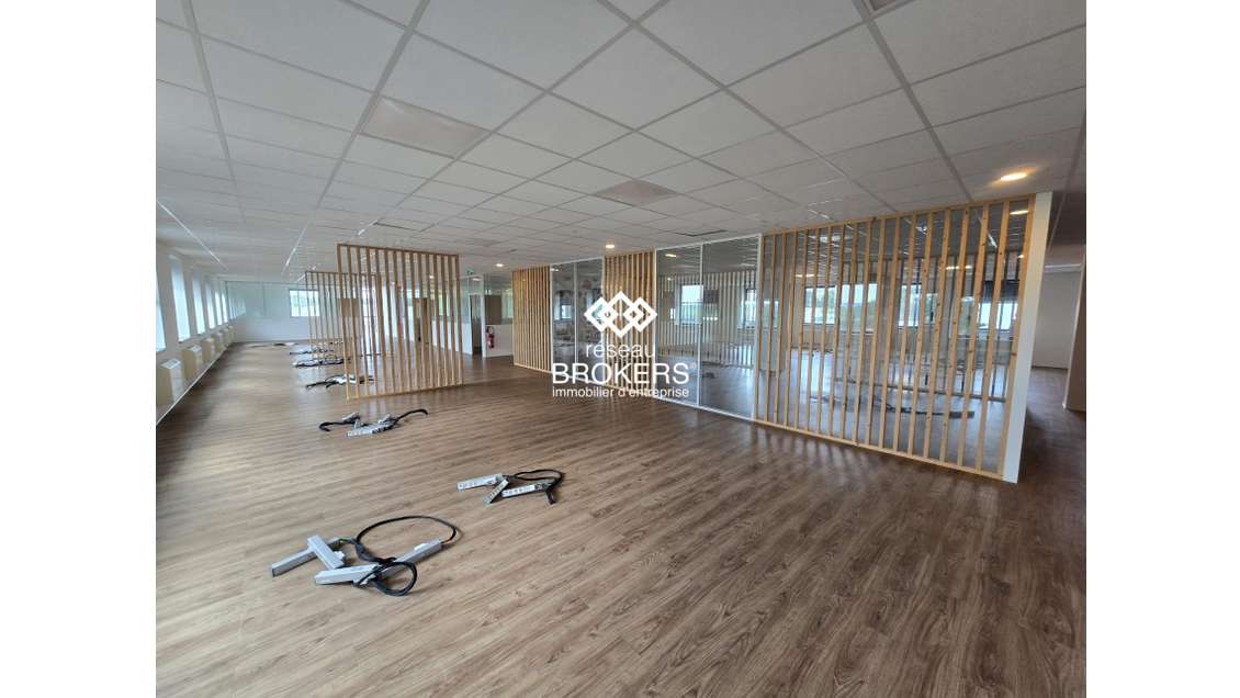 A louer bureaux 660m² Saint-Ouen-l'Aumône N184