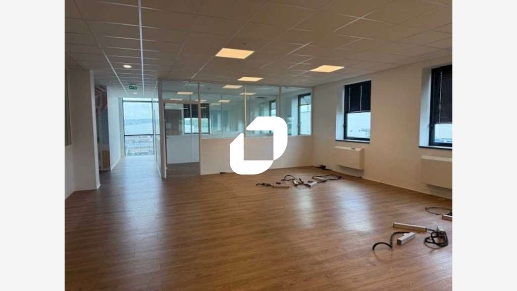 A louer Bureaux 677m² Saint ouen l'aumone