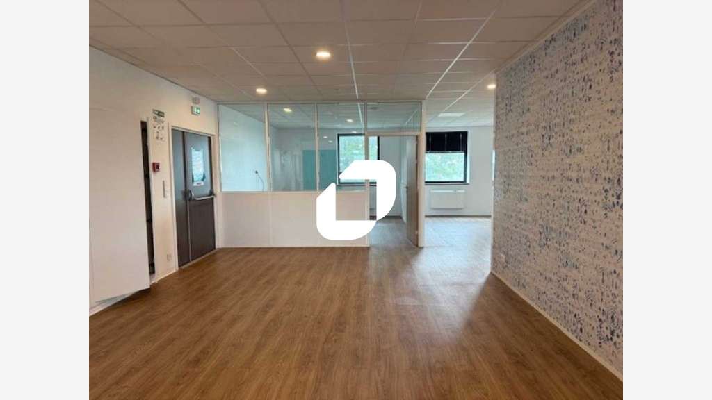 A louer Bureaux 677m² Saint ouen l'aumone