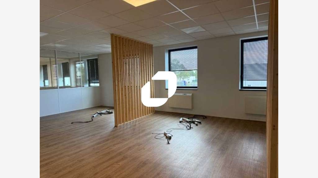 A louer Bureaux 677m² Saint ouen l'aumone