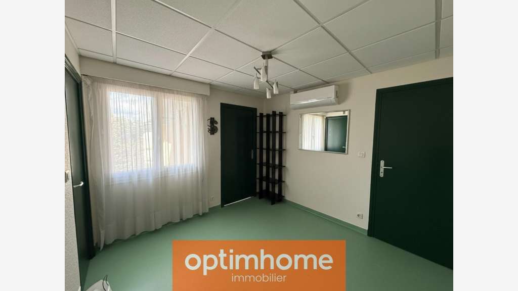 Bureau 51m² à louer à Saint-Pantaléon-de-Larche