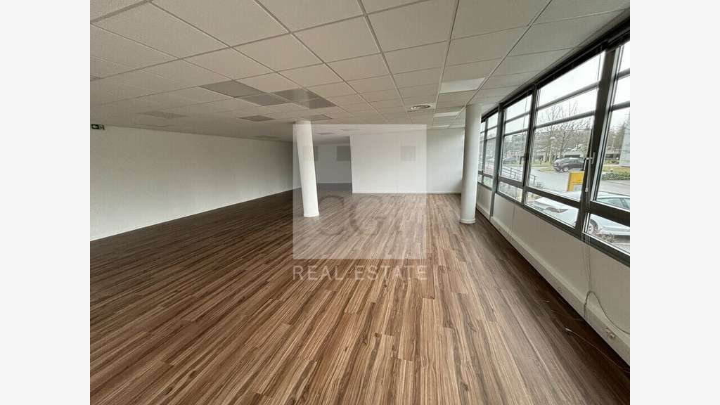 A louer bureaux 831m² St-Priest parc Technologique